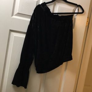 BLANK NYC BLACK CRUSHED VELVET ONE SLEEVE TOP
